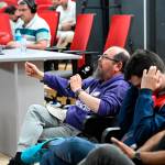 Un aficionado formula una pregunta en el encuentro organizado por el Real Jaén. 