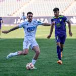 Agus Alonso trata de realizar una acción de ataque ante Pablo Arriaza, jugador del Atlético Malagueño. / Miranda López / Real Jaén. 