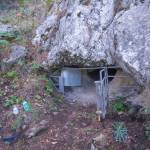 Sistema de monitorización ambiental a la entrada de la cueva del Morrón. / Antonio López.