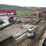 Foto de archivo de los operarios de Adif reparando los daños en el tramo ferroviario Montoro-Villa del Río. / Joaquín Corchero / Europa Press.