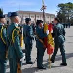 Momento en el que una mujer pasa ante la bandera de España / Agustín Muñoz / Diario JAÉN.