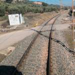 Vista general del estado actual en el que se encuentra el paso a nivel de El Piquillo, de la línea 402 Jaén-Espeluy en el término de Mengíbar.