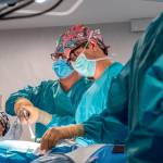 El doctor Diego González Rivas, en una operación. 