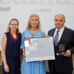 Carmen Menéndez entre el Premio a Consuelo Mata Ruiz, administradora única, y Carlos Mata Ruiz, gerente. / Jason Moyano / Diario JAÉN. 