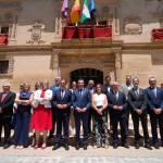 Juanma Moreno con la Corporación Municipal de Baeza, Catalina García y Jesús Estrella, en Baeza. / Junta de Andalucía.