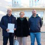 Manuel Anguita, a la izquierda, junto a otros responsables socialistas, muestra la queja. / PSOE de Jaén.