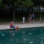 Dos jóvenes se refugian del calor en el Bulevar de Jaén. Archivo. / Jason Moyano / Diario JAÉN. 