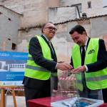 Arturo Bernal y Cristóbal Pérez colocan la primera piedra de la rehabilitación de la Antigua Posada de La Carolina. 