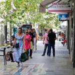 Imagen de archivo de gente paseando por una calle de la capital, en verano de 2024. / Jason Moyano / Diario JAÉN. 