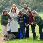 La consejera de Sostenibilidad y Medio Ambiente, Catalina García, libera un lince ibérico en Sevilla. / Europa Press.
