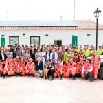 La consejera de Sostenibilidad y Medio Ambiente de la Junta de Andalucía, Catalina García, en una foto de familia tras activar el dispositivo del Plan del Cerro. / Rocío Ruiz / Europa Press.