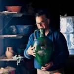 El alfarero y artesano Pablo Tito en su taller. / Jesús Delgado.