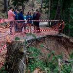 La consejera de Sostenibilidad y Medio Ambiente, Catalina García, visita algunos de los puntos de la Transversal de las Villas, dañados por el tren de borrascas. / Europa Press.