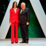 Rosa María Rodríguez posa con la Medalla de Andalucía de la Investigación, la Ciencia y la Salud. / Junta de Andalucía.