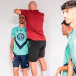 Leo Fuentes, preparador de porteros, mide al delantero Agus Alonso. / Miranda López / Real Jaén.