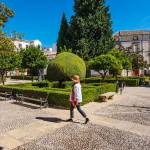 Una turista pasea por Úbeda. / Diputación de Jaén.