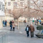 Los jiennenses, bien abrigados, pasean por la Plaza de Santa María. Archivo. / Agustín Muñoz / Diario JAÉN.