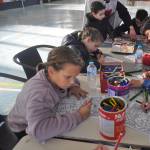 Diversos momentos de las exhibiciones de juegos de madera y el taller de dibujo, así como de varios puestos del Mercado Renacentista y la degustación de platos típicos en el Pabellón de Villarrodrigo. / F. Gaitán / Diario JAÉN.