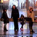 Viandantes bien abrigados parados en un paso de peatones en el centro de la capital. / Agustín Muñoz / Diario JAÉN.