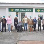Pepe Vallejo, Horario Castillo, Ana María Gómez, Cristina Mora, Santiago López, Sebastián Lijarcio, Miguel Martínez, Viti Madrid, José Gómez, María del Rosario Bravo, Juan Antonio Palomares y Manuel Robles, en la Oficina de Caja Rural de Jaén en Espeluy. / Francisco Gaitán / Diario JAÉN.