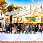 Fotografía de familia de todas las autoridades durante la prueba del primer aceite de la campaña en la XII Fiesta del Primer Aceite de Jaén.