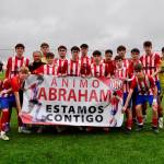 Compañeros del equipo dando ánimos al joven.