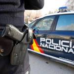 Agente y coche de la Policía Nacional. Archivo.