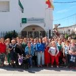 Los vecinos de Lopera posan junto a la alcaldesa del municipio, Carmen Torres, y la parlamentaria socialista, Mercedes Gámez, frente al CPA.