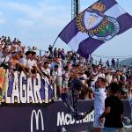 Juan Cámara celebra con la afición el triunfo del Real Jaén, que sigue en la lucha por el ascenso a Segunda Federación. / Juande Ortiz.