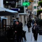 Un hombre pasea por el centro de Jaén abrigado. Archivo. / Diario JAÉN.