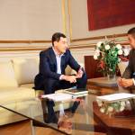 El presidente de la Junta, Juanma Moreno, junto al presidente de la Diputación de Jaén, Francisco Reyes. / Rocío Ruz / Europa Press.