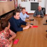 El parlamentario socialista Víctor Torres en la reunión sobre la moción en Villacarrillo.
