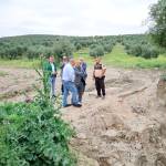 El subdelegado del Gobierno en Jaén, Manuel Fernández, durante su visita a los caminos rurales en Mengíbar. / Subdelegación del Gobierno.