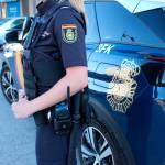 Imagen de archivo de una agente y de un coche patrulla de la Policía Nacional. / Policía Nacional.