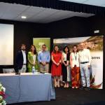 Roberto Moreno, María del Carmen Pegalajar y Francisca Medina flanqueados por responsables de los cursos.