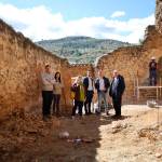 José Luis Agea, acompañado del alcalde de Beas de Segura, José Alberto Rodríguez, y del subdelegado del Gobierno en Jaén, Manuel Fernández, visitan las obras de restauración del trazado urbano del Castillo y Fortaleza Villavieja. / Diputación de Jaén.