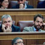 Santos Cerdán y Juan Francisco Serrano, durante una sesión plenaria en el Congreso de los Diputados. / Jesús Hellín / Europa Press.
