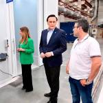 Auxi del Olmo junto a Gómez Villamandos en una de las empresas del parque Santana. 