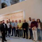 Visita de los responsables muncipales de Noalejo a la exposición ‘The Mystery Man’, en la Catedral de Jaén. / Diócesis de Jaén. 