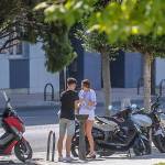 Dos jóvenes se refrescan en una fuente de la capital. / Diario JAÉN. 