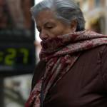 Una mujer se abriga para hacer frente al frío. Archivo. / Agustín Muñoz.