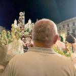 Un vecino de Arjonilla recibe emocionado a San Roque. / Pablo Espinosa Luna / Diario JAÉN. 