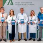Ponentes de las “Jornadas Horizontes en Alergología” posan con el libro que recoge sus intervenciones. / Junta de Andalucía.