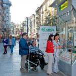 Un grupo de personas hacen cola frente a un kiosco de la ONCE. / Europa Press.