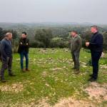 El diputado de Agricultura y Ganadería, Javier Perales, junto a los ganaderos afectados. / Diputación de Jaén.