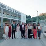 Miembros de la familia Funes Gallego y del equipo de Gobierno alcalaíno, ante el tanatorio-crematorio. / Juan Rafael Hinojosa / Diario JAÉN.