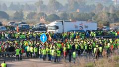 UNIÓN. Los participantes en la protesta cortan la A-4 en los dos sentidos, entre La Carolina y Santa Elena. 