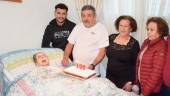  Esperanza Valdivia junto a sus familiares en la celebración de su 100 cumpleaños en su casa. / Fotografías Juan Antonio Cabrera. 