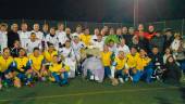 Los veteranos del Real Jaén y el Cádiz posan en el campo Manu del Moral con José García Ojeda. / Archivo Diario Jaén. 