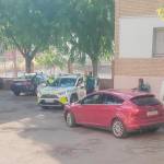 Patrullas de la Guardia Civil y la Policía Local, ante la vivienda en la que están Lorena Rodríguez y su hija.